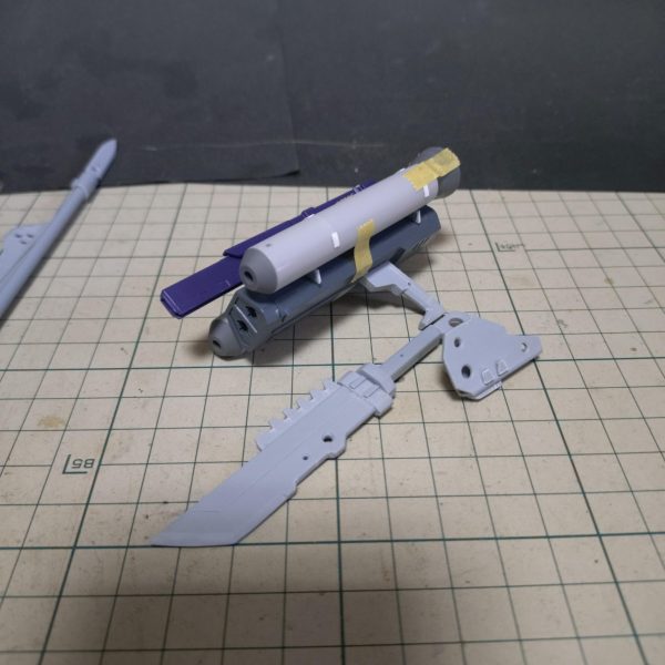 ヒートナイフと何かのミサイル？発射装置を追加制作。武装制作は完了❗️とりあえずあらかた出揃ったのでザク2S型の本体の制作に入ります。ビームバズーカ、ビームライフルはR1型、R2型のリニューアルの方で使いたいと思います。 （3枚目）