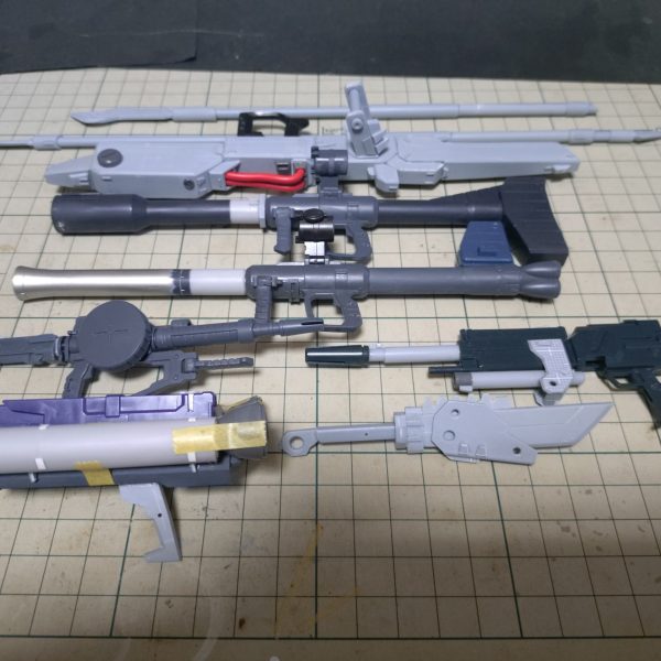 ヒートナイフと何かのミサイル？発射装置を追加制作。武装制作は完了❗️とりあえずあらかた出揃ったのでザク2S型の本体の制作に入ります。ビームバズーカ、ビームライフルはR1型、R2型のリニューアルの方で使いたいと思います。 （4枚目）