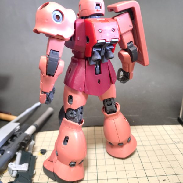 突貫工事で下処理完了❗️嫌な作業もここまで（笑）F型との違いはランドセルとふくらはぎ回りの形状が違います。3倍速そう？（笑）これだけでかなり印象が変わりますね。ザク作る時はいつも楕円のモールドは甘々で邪魔かなぁ？って感じなので瞬着で消してます。そして、このキットで唯一すり合わせが必要な部分が頭部の左側。何故かここだけヘルメット部分が左側に寄ってしまいます？ヤスって修正出来るので良いのですが。ザクver.2は余計なモールドも少なくてディテール🆙派には割とありがたいキットなのではないでしょうか？そのまま作る人にはもっとディテールあった方が良いだろうな？ってぐらいディテール少ない（笑）ここからディテール🆙開始ですねぇ～（2枚目）