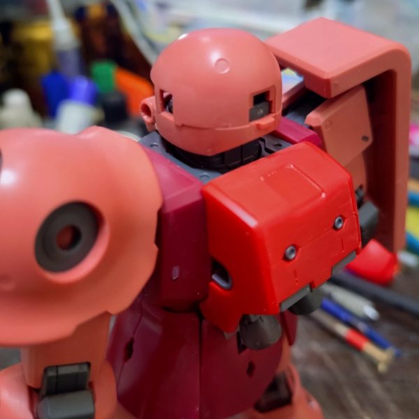 突貫工事で下処理完了❗️嫌な作業もここまで（笑）F型との違いはランドセルとふくらはぎ回りの形状が違います。3倍速そう？（笑）これだけでかなり印象が変わりますね。ザク作る時はいつも楕円のモールドは甘々で邪魔かなぁ？って感じなので瞬着で消してます。そして、このキットで唯一すり合わせが必要な部分が頭部の左側。何故かここだけヘルメット部分が左側に寄ってしまいます？ヤスって修正出来るので良いのですが。ザクver.2は余計なモールドも少なくてディテール🆙派には割とありがたいキットなのではないでしょうか？そのまま作る人にはもっとディテールあった方が良いだろうな？ってぐらいディテール少ない（笑）ここからディテール🆙開始ですねぇ～（3枚目）