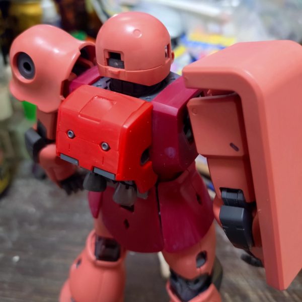 突貫工事で下処理完了❗️嫌な作業もここまで（笑）F型との違いはランドセルとふくらはぎ回りの形状が違います。3倍速そう？（笑）これだけでかなり印象が変わりますね。ザク作る時はいつも楕円のモールドは甘々で邪魔かなぁ？って感じなので瞬着で消してます。そして、このキットで唯一すり合わせが必要な部分が頭部の左側。何故かここだけヘルメット部分が左側に寄ってしまいます？ヤスって修正出来るので良いのですが。ザクver.2は余計なモールドも少なくてディテール🆙派には割とありがたいキットなのではないでしょうか？そのまま作る人にはもっとディテールあった方が良いだろうな？ってぐらいディテール少ない（笑）ここからディテール🆙開始ですねぇ～（4枚目）