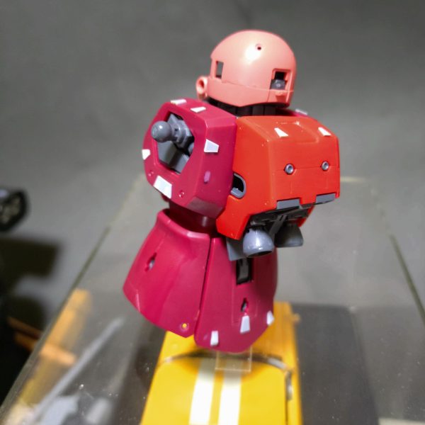 とりあえず胴体から。最低限のスジ彫りとプラ板貼り作業。MGのキットにありそうな密度感が好きなので、あまりやり過ぎない様に注意しながら（笑）（4枚目）