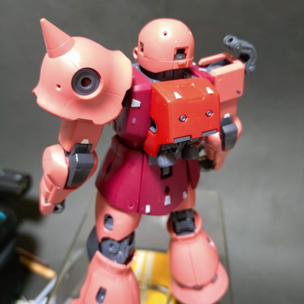 とりあえず胴体から。最低限のスジ彫りとプラ板貼り作業。MGのキットにありそうな密度感が好きなので、あまりやり過ぎない様に注意しながら（笑）（2枚目）