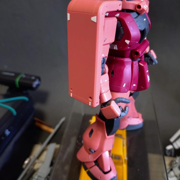 シールドのディテール🆙とランドセルにセンサー追加。シールドは機体番号のデカール貼るスペースを確保する感じにしました。上半身はこんなもんかな？後は脚部の工作です。 （3枚目）