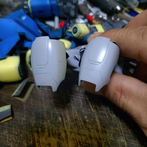 ザクS型の洗浄し乾燥待ちの間に高機動型ザクIIのリニューアル開始❗️初っ端からスジ彫り曲がってる………（笑）塗装された上からやってるので引っ掛かり易いし曲がってる事にすら気付かない………捨てサフ吹いてやらないと駄目かなぁ？彫り直しが嫌なのでリカバリー😅（2枚目）