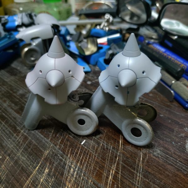 サフ萌え〜😍今回は時間短縮で缶のサフ吹きました。とっても、………楽チン（笑）まるまる1本使ってしまいましたが楽だけどコスパ最悪ですねぇ～と、ウキウキしてたら口のパーツの割れ発見‼️………一気にどん底へ…………😭修正出来るか不安です…………乾燥待ちの間に同時に高機動型ザクIIのリニューアルもやってます。（6枚目）