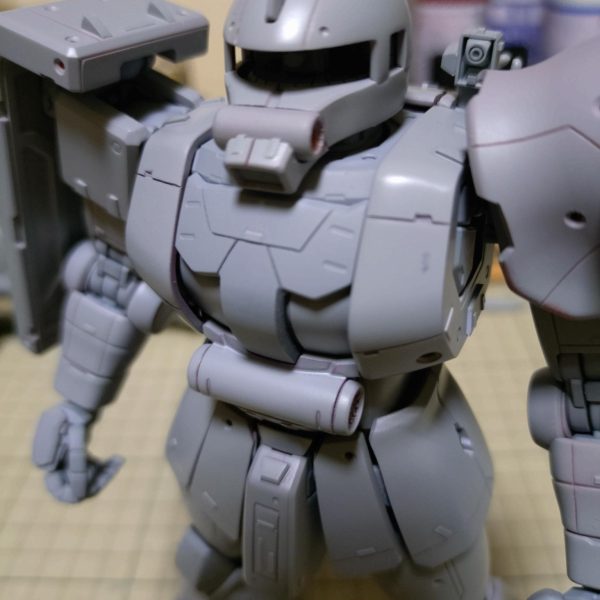 サフ萌え〜😍今回は時間短縮で缶のサフ吹きました。とっても、………楽チン（笑）まるまる1本使ってしまいましたが楽だけどコスパ最悪ですねぇ～と、ウキウキしてたら口のパーツの割れ発見‼️………一気にどん底へ…………😭修正出来るか不安です…………乾燥待ちの間に同時に高機動型ザクIIのリニューアルもやってます。（4枚目）