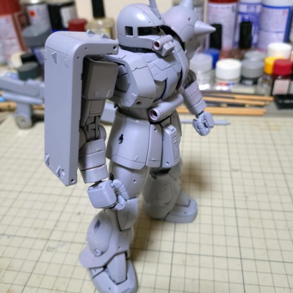 サフ萌え〜😍今回は時間短縮で缶のサフ吹きました。とっても、………楽チン（笑）まるまる1本使ってしまいましたが楽だけどコスパ最悪ですねぇ～と、ウキウキしてたら口のパーツの割れ発見‼️………一気にどん底へ…………😭修正出来るか不安です…………乾燥待ちの間に同時に高機動型ザクIIのリニューアルもやってます。（3枚目）