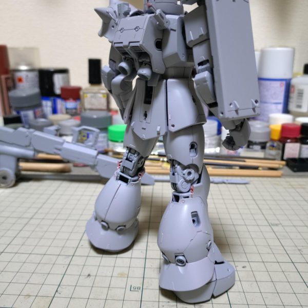 サフ萌え〜😍今回は時間短縮で缶のサフ吹きました。とっても、………楽チン（笑）まるまる1本使ってしまいましたが楽だけどコスパ最悪ですねぇ～と、ウキウキしてたら口のパーツの割れ発見‼️………一気にどん底へ…………😭修正出来るか不安です…………乾燥待ちの間に同時に高機動型ザクIIのリニューアルもやってます。（2枚目）