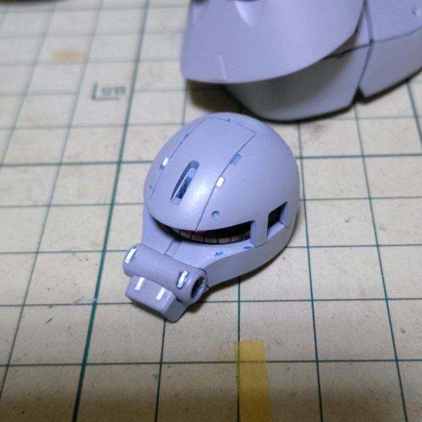 サフ萌え〜😍今回は時間短縮で缶のサフ吹きました。とっても、………楽チン（笑）まるまる1本使ってしまいましたが楽だけどコスパ最悪ですねぇ～と、ウキウキしてたら口のパーツの割れ発見‼️………一気にどん底へ…………😭修正出来るか不安です…………乾燥待ちの間に同時に高機動型ザクIIのリニューアルもやってます。（5枚目）