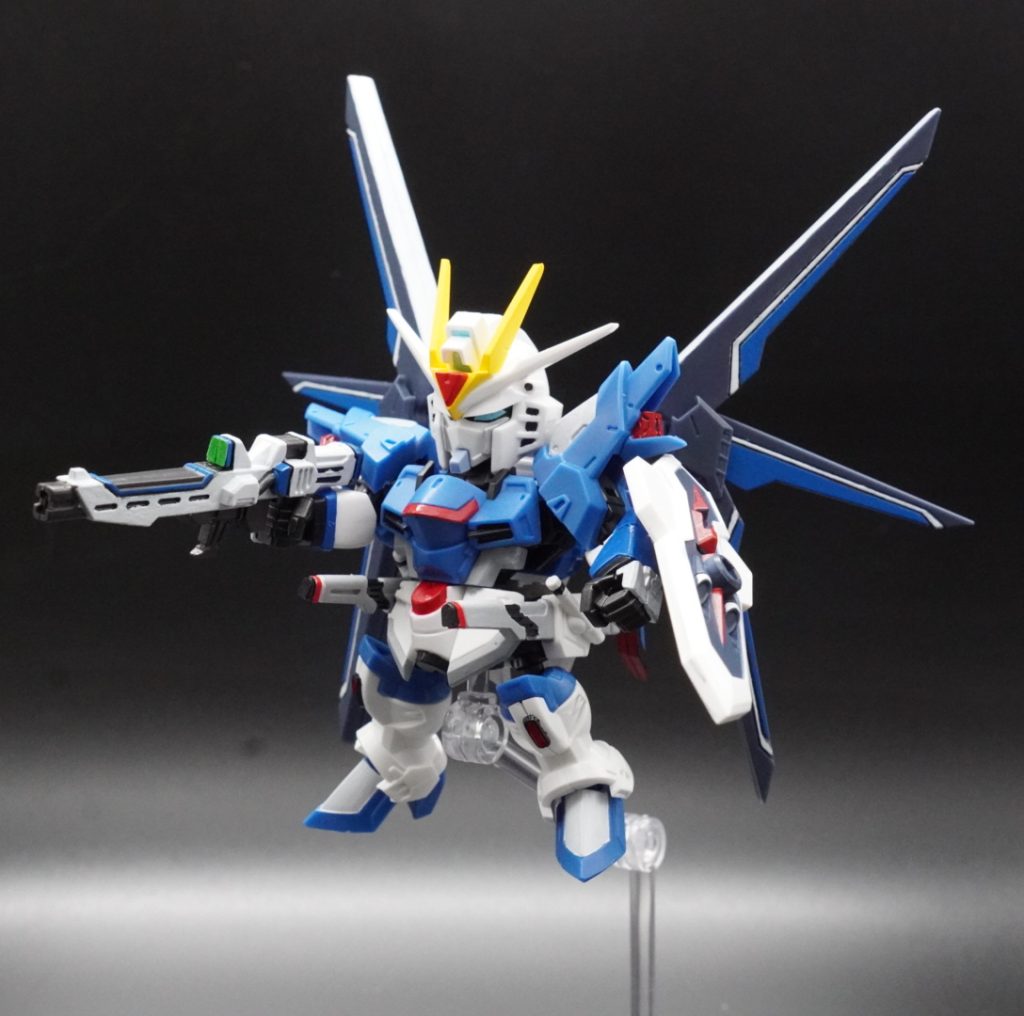 腰のレールガンみたいなのが、何故か、イモータルジャスティスガンダムのEXパーツに付属してました。価格の調整でしょうか(^_^;)