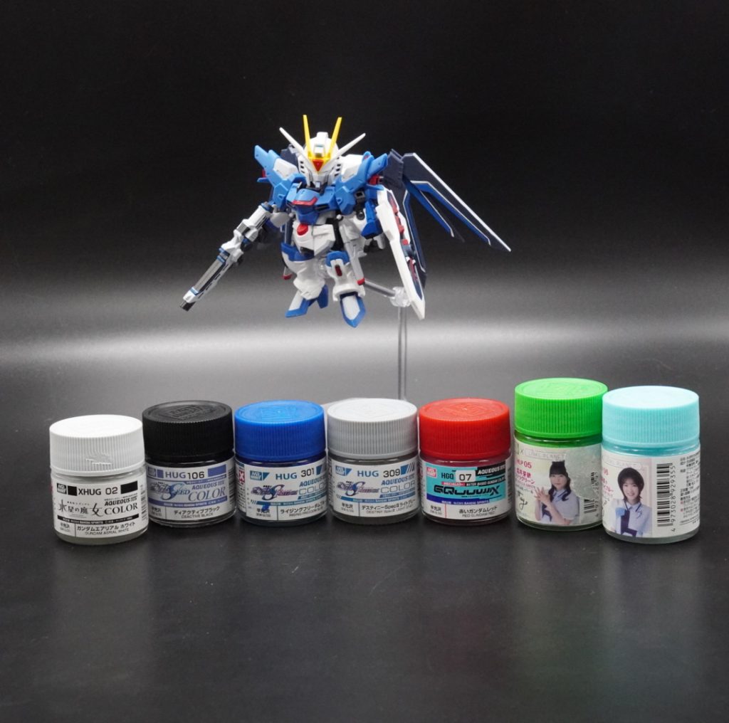 使用した塗料です。主に水性のガンダムカラーを使用。半光沢で、筆塗りしやすいです。リンプラカラーは、水性ホビーカラーの貴重なメタリック塗料なので、主にツインアイや、センサーに使いました。