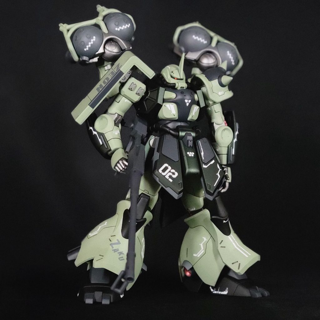 正面右半身は文字デカール、左半身はラインデカールというふうにアシンメトリーなデカールワークで遊んでみました。特徴的な胸の動力パイプは廃止し、パテで穴を埋め、両肩の盾とスパイクをRGザクに変更したらお馴染みスタイルになってくれました。