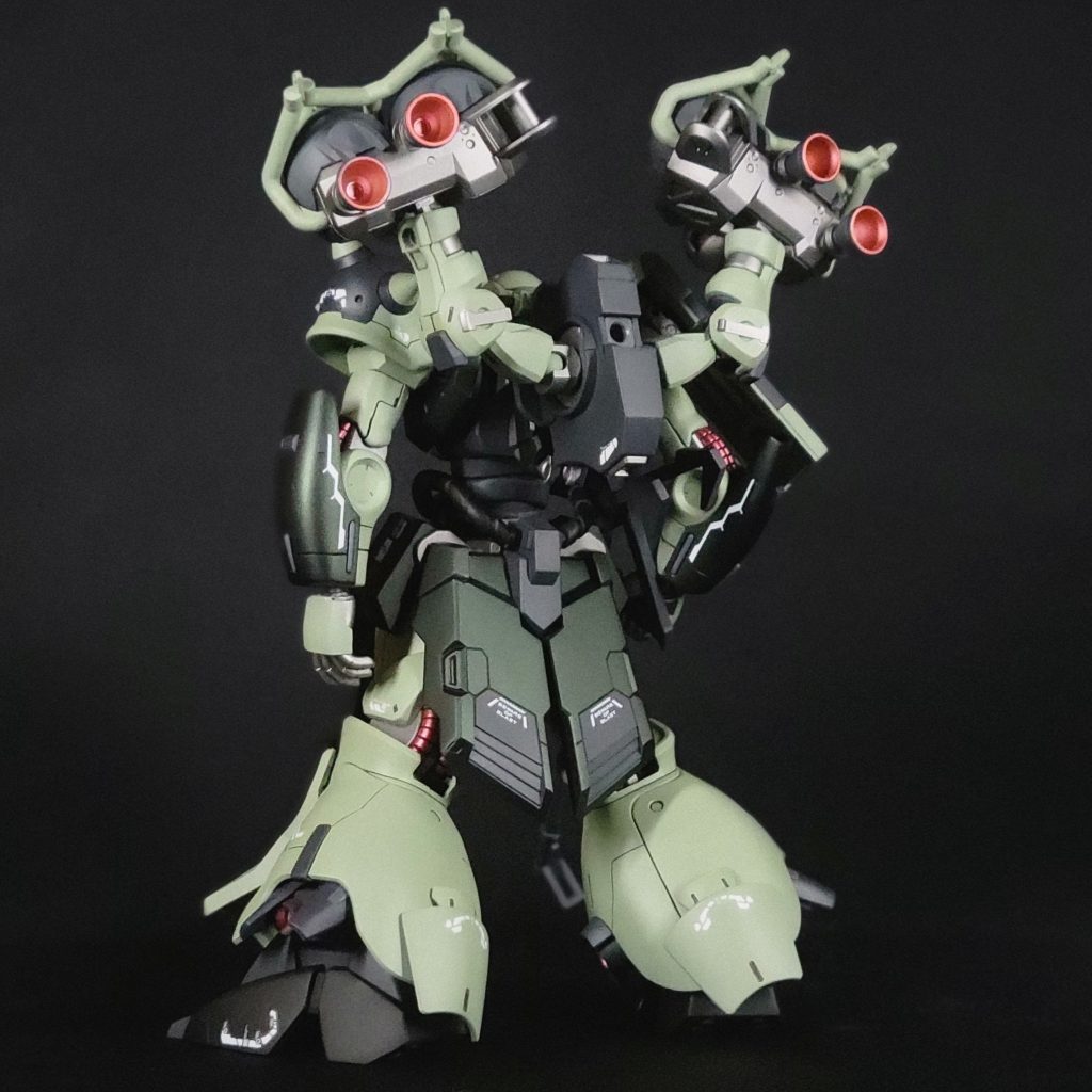 背面リアアーマーはトーリス・リッターのものを使用して大型化し、太ももスラスターをバックパックにもってきました。