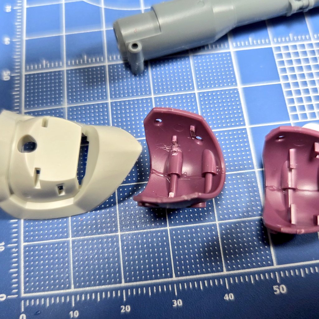 両肩の合わせ目も消したあと内側のピンを切り飛ばして白いパーツに接着してアトハメ加工しました。