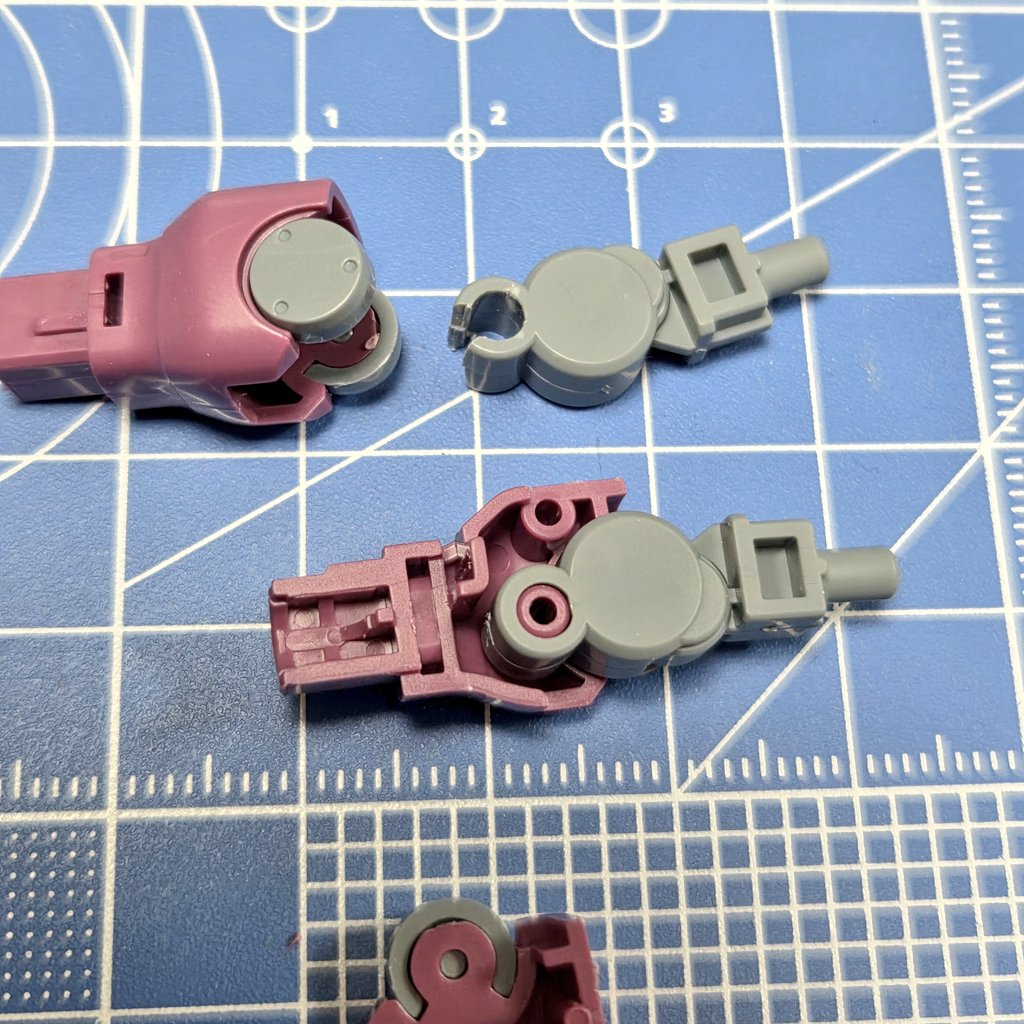 腕の合わせ目消しのため、間接のジョイントをC字にカットしてアトハメしました。