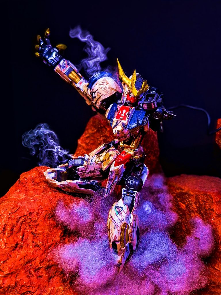 改造している部分はネイルやブレードアンテナをエッジ処理したり胴の延長などをしています元々膝立ちように作ったものでしたので可動域を拡張するために一部動かない部分もありますこの雰囲気がとても助平ェですね。