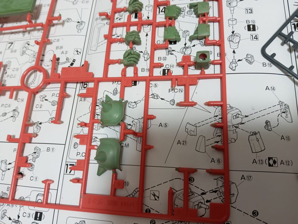 旧HGのシャアザクを塗装しました。後から分かったんですが旧HGの量産型ザクにはツノのパーツがないんですね。