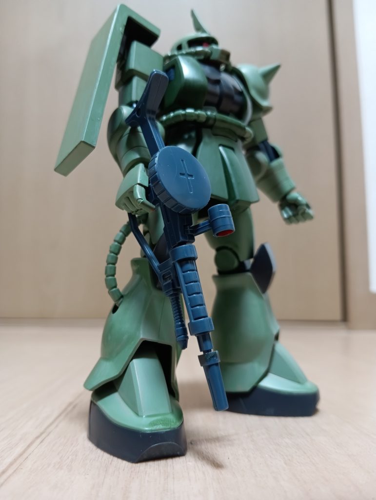 ガンダムマーカーの「ザクライトグリーン」と、「ザクダークグリーン」で塗装しました