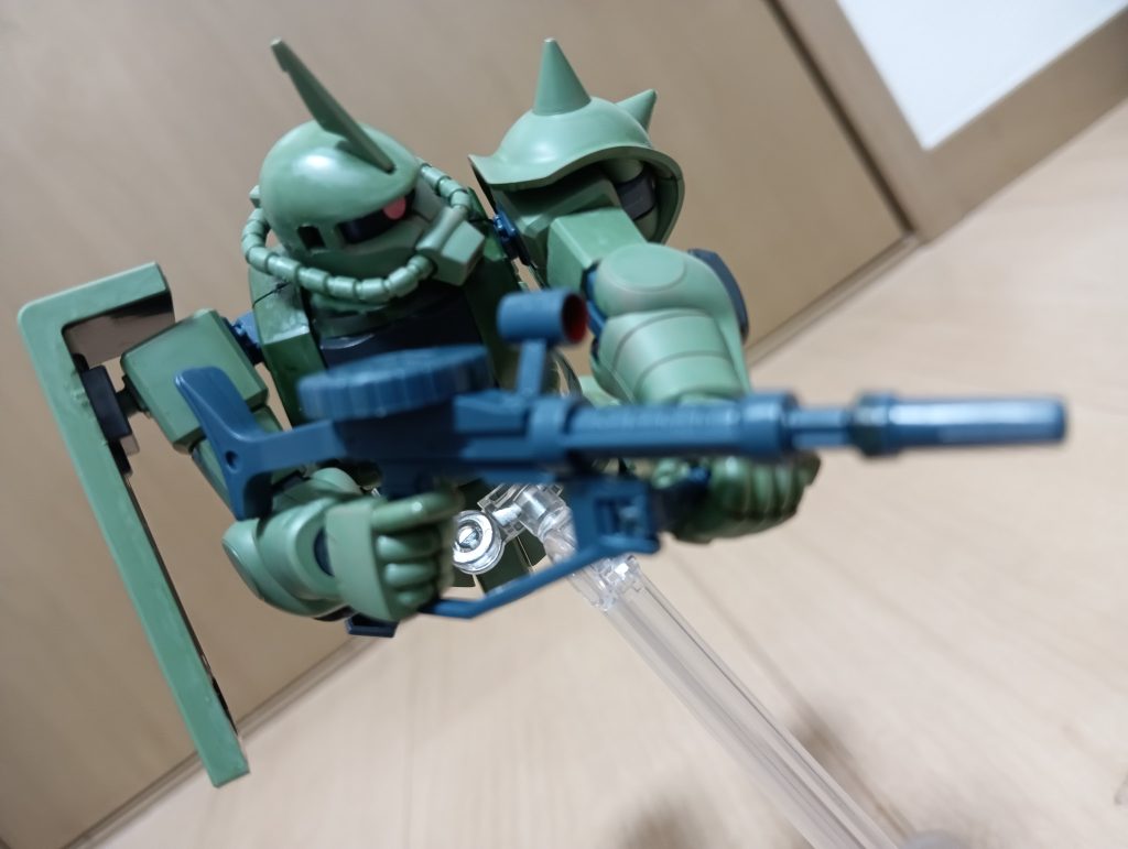 原作ではガンダムに対して全くダメージを与えられなかったザク・マシンガン