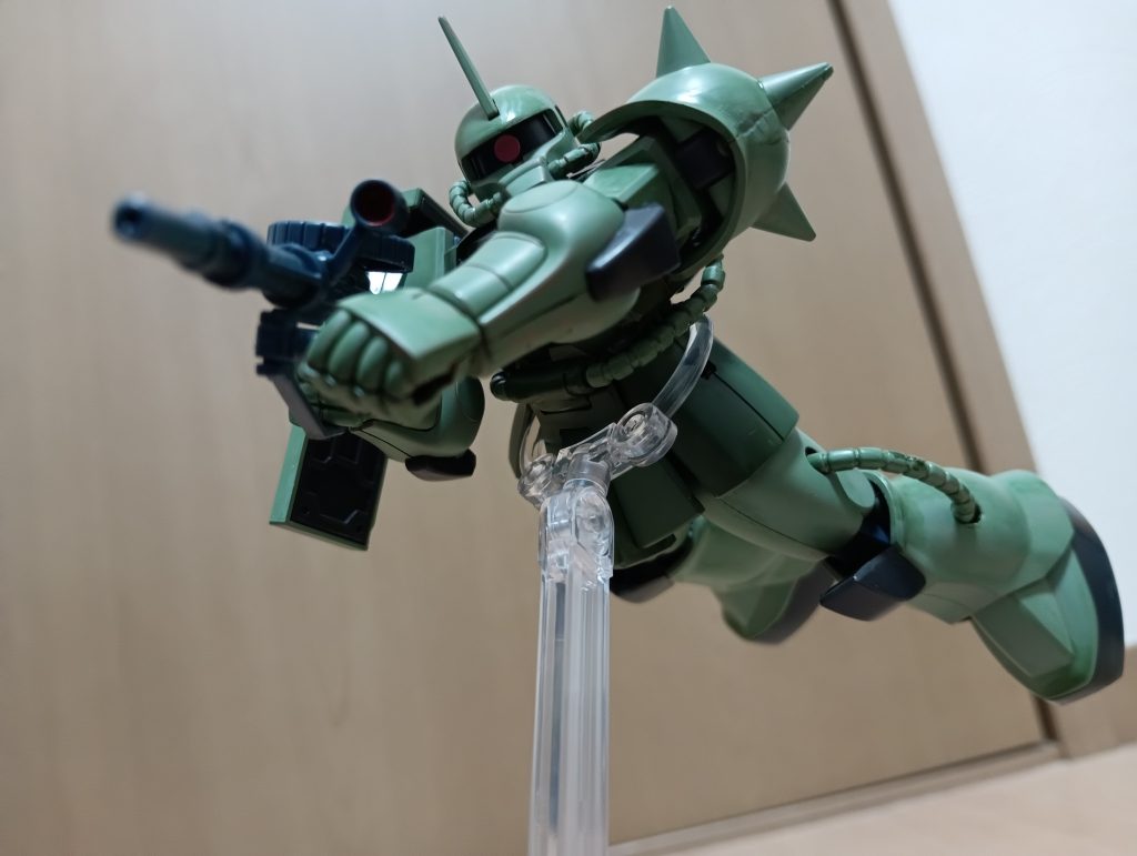 ザク・マシンガンしか持ってないのにガンダムと遭遇してしまった場合有効な武器がヒート・ホークしかないのは詰んでます。逃げるしかありませんね。逃げたら逃げたで正確な戦艦並みのビーム砲がとんできますけれど