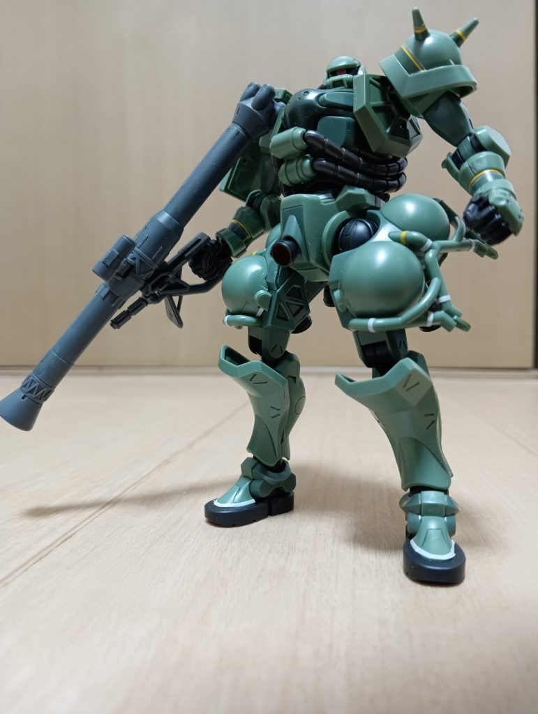 足が小さいので自立できるのか?と思いましたがしっかり自立できるのがすごい。ジオン脅威のメカニズムですね