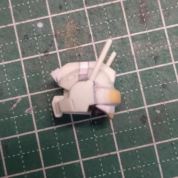 ジムIII　②スタイル改修が一応終わったので記念撮影😊ビームジャベリンを装備して遊びました😆頭部は2m/m延長して改修してあります✨サイドアーマー、リアスカートの裏を作りました🎶塗装しやすいように別パーツにしてあります。肘のマルイチモールドが欲しかったのと、脚を延長し過ぎたこともあり、細くて貧弱なマルイチモールド付きの腕を物色していたところ、リバイヴ・ガンダムが良さそうだったので、在庫の山からサルベージしました😸発売日に購入したであろう赤バンダイの35th印刷が入っていたので、「作らないコレクション」になってもらい、新たに購入しました😓今、購入すると高いんですね😱（3枚目）