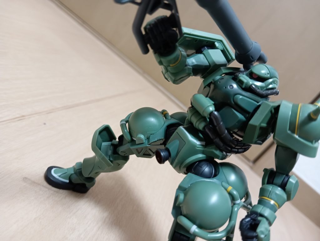 ずっしり重そうなザク・バズーカ持ち手が可動するのは素晴らしいですよね