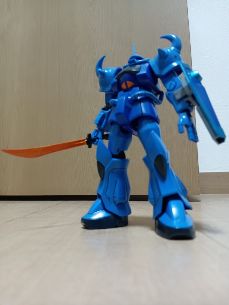 大地に立つグフREVIVE版より旧HGのグフの造形が好きです。  