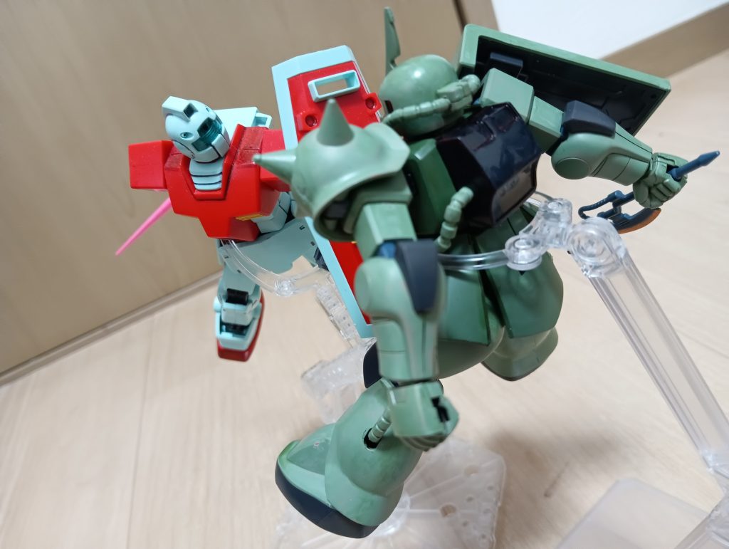 ジムと遭遇してしまった!ジムに迫るヒート・ホークでしたがジムはタックルで応戦格闘はタックルには勝てないグエーッというのは某ドームスクリーン型戦術チーム対戦ゲームでのルールですがあれは素晴らしいルールでしたね