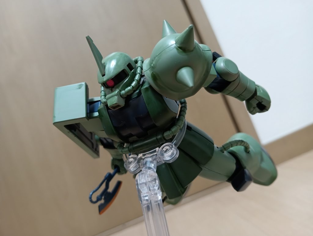 HGのザク(GQ版)を作っていたら無性に普通のザクが恋しくなってしまったので、手元にあった旧HGのシャアザクを塗装しました