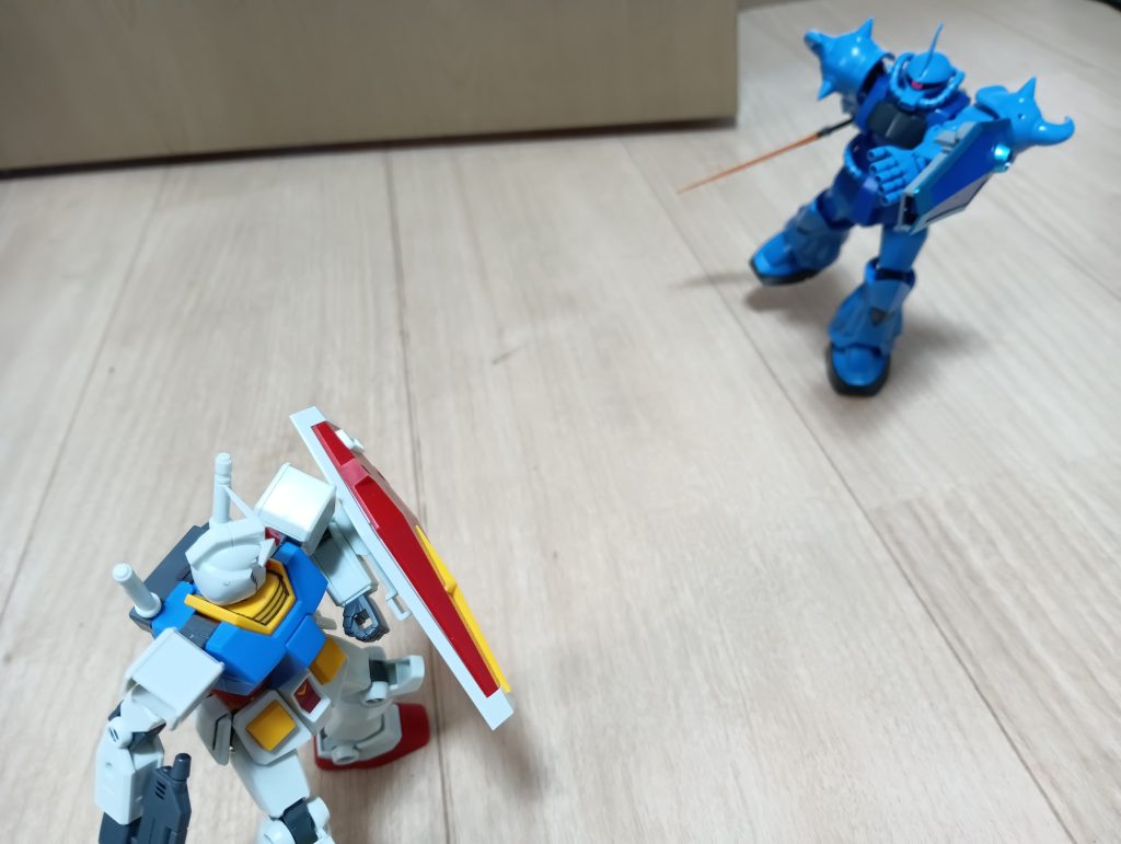 フィンガーバルカンで牽制しつつ距離を詰めようとするグフの図