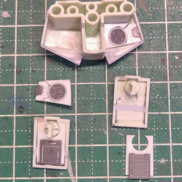 ジムIII　②スタイル改修が一応終わったので記念撮影😊ビームジャベリンを装備して遊びました😆頭部は2m/m延長して改修してあります✨サイドアーマー、リアスカートの裏を作りました🎶塗装しやすいように別パーツにしてあります。肘のマルイチモールドが欲しかったのと、脚を延長し過ぎたこともあり、細くて貧弱なマルイチモールド付きの腕を物色していたところ、リバイヴ・ガンダムが良さそうだったので、在庫の山からサルベージしました😸発売日に購入したであろう赤バンダイの35th印刷が入っていたので、「作らないコレクション」になってもらい、新たに購入しました😓今、購入すると高いんですね😱（4枚目）