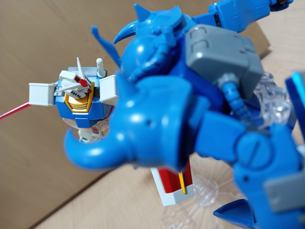 ガンダムにシールドを前面に出したタックルをされるグフの図シールドを前面に出したタックル大好きなんです