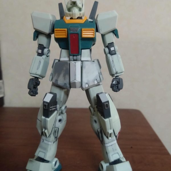 ジムIII　②スタイル改修が一応終わったので記念撮影😊ビームジャベリンを装備して遊びました😆頭部は2m/m延長して改修してあります✨サイドアーマー、リアスカートの裏を作りました🎶塗装しやすいように別パーツにしてあります。肘のマルイチモールドが欲しかったのと、脚を延長し過ぎたこともあり、細くて貧弱なマルイチモールド付きの腕を物色していたところ、リバイヴ・ガンダムが良さそうだったので、在庫の山からサルベージしました😸発売日に購入したであろう赤バンダイの35th印刷が入っていたので、「作らないコレクション」になってもらい、新たに購入しました😓今、購入すると高いんですね😱（2枚目）