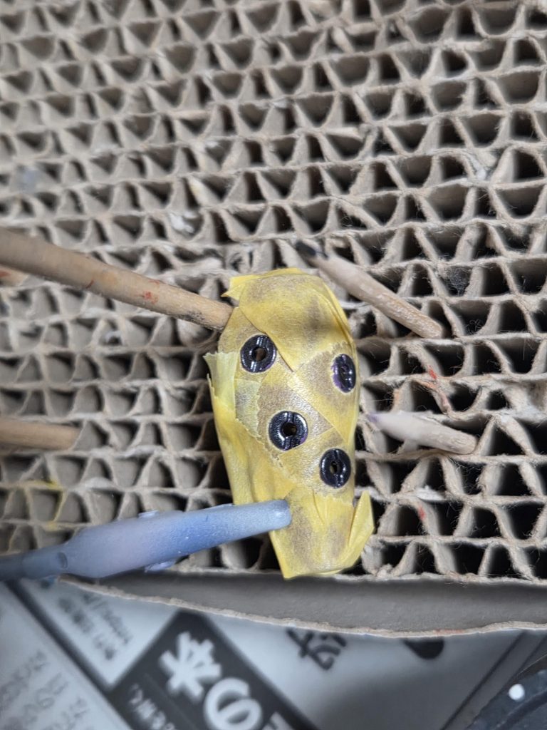 ナイフを装着する丸い部分はハセガワの円形状定規カッティングプレートでマスキングテープを丸く切り出したものを貼ってから塗装しました。