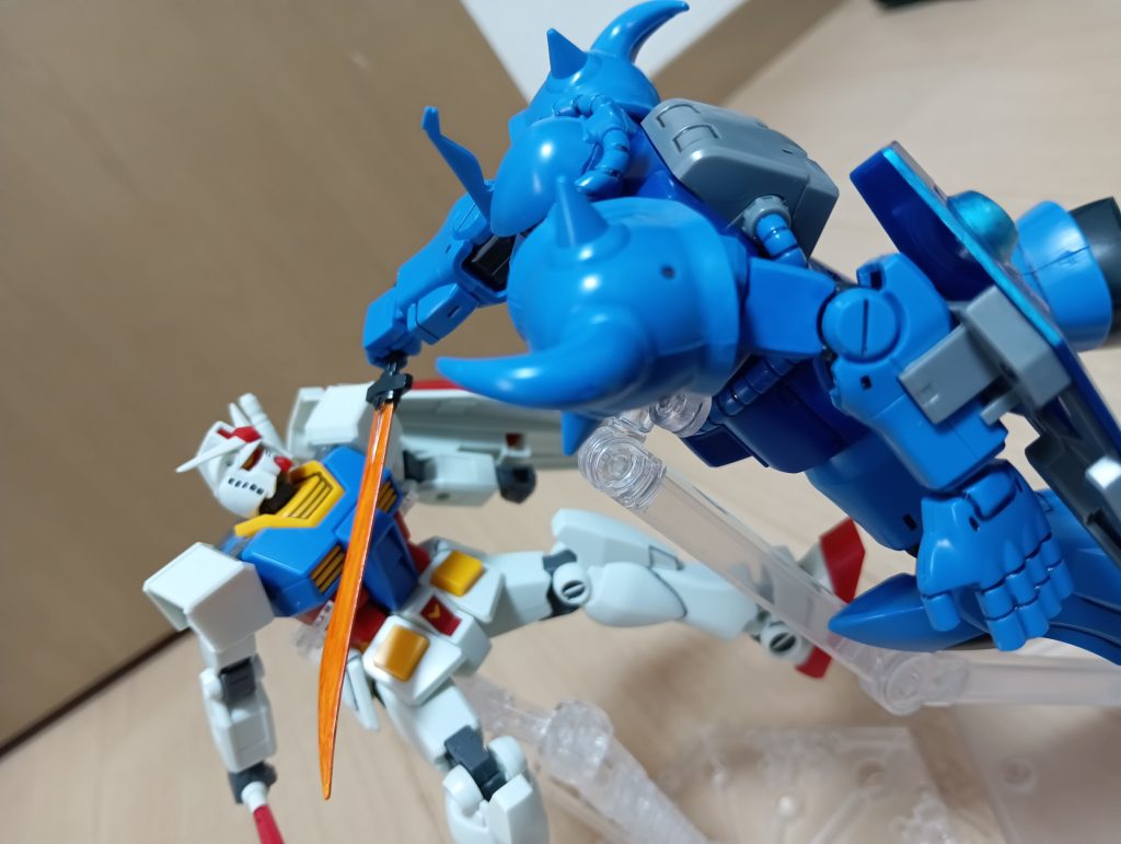 もしも天パではなく正規の連邦兵が乗っていたらこんな感じになっていたのかもしれません。地球連邦軍はRX-78ガンダムと同時に貴重な実戦データを失った…