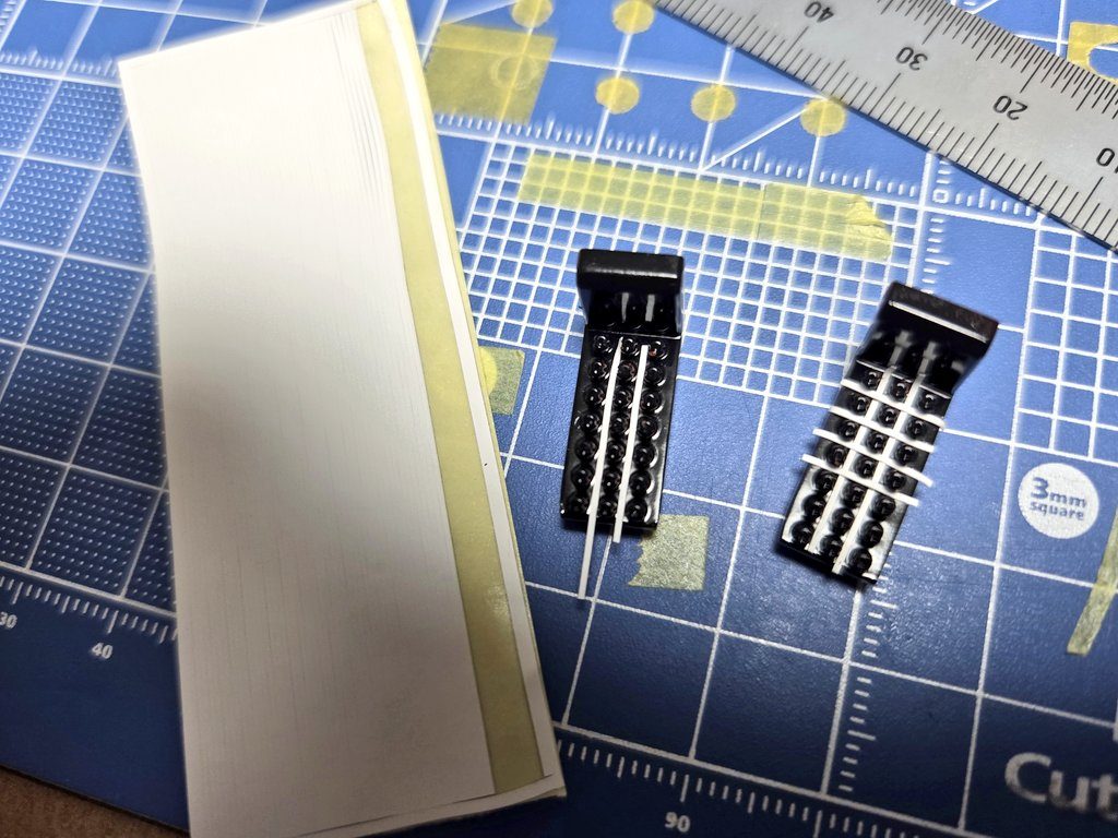 こまつ模型さんの0.5mm曲線追従マスキングを縦横に貼ってマスキングして赤を塗装、そのあと、スミイレブラックではみ出し部分を流し込んで