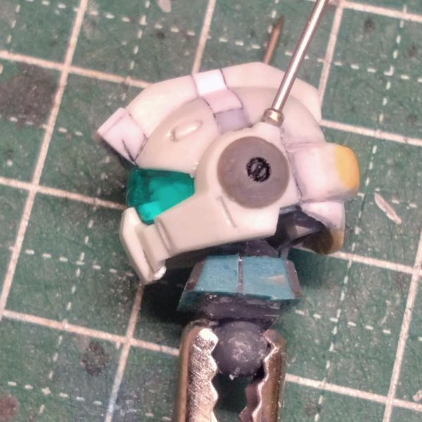 ジムIII　③ひ弱でひょろ長い体型を維持しながら、各部のバランスを取りつつディテールを追加していっております😁アンテナを虫ピンとメタルビーズに置き換えて、頬(？)の部分が寂しいのでサポートパーツを追加しました😊肩のスラスターもサポートパーツに置き換えて、もう少しディテールを入れる予定です😆膝の横の部分もディテール追加しました😂爪先を大きく作り変えました😅足首のシリンダーのチラ見できる方がカッコイイかな🤔作る方に舵を切ることとします…😋越年です😪（2枚目）