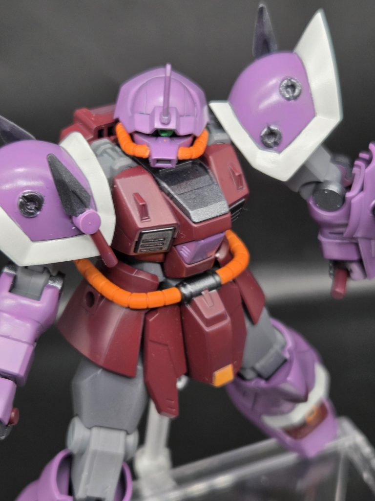 肩アーマーや後ろ腰、左腕などに丸いパーツでナヒートダートを装備出来るのがこの機体の特徴ですね!