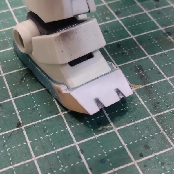 ジムIII　③ひ弱でひょろ長い体型を維持しながら、各部のバランスを取りつつディテールを追加していっております😁アンテナを虫ピンとメタルビーズに置き換えて、頬(？)の部分が寂しいのでサポートパーツを追加しました😊肩のスラスターもサポートパーツに置き換えて、もう少しディテールを入れる予定です😆膝の横の部分もディテール追加しました😂爪先を大きく作り変えました😅足首のシリンダーのチラ見できる方がカッコイイかな🤔作る方に舵を切ることとします…😋越年です😪（6枚目）