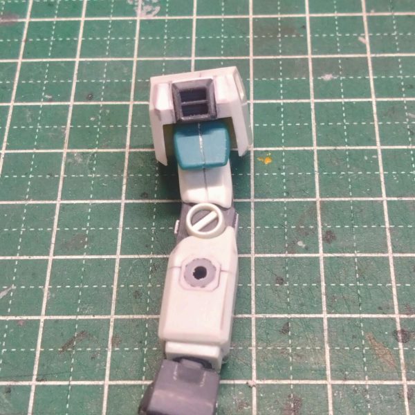 ジムIII　③ひ弱でひょろ長い体型を維持しながら、各部のバランスを取りつつディテールを追加していっております😁アンテナを虫ピンとメタルビーズに置き換えて、頬(？)の部分が寂しいのでサポートパーツを追加しました😊肩のスラスターもサポートパーツに置き換えて、もう少しディテールを入れる予定です😆膝の横の部分もディテール追加しました😂爪先を大きく作り変えました😅足首のシリンダーのチラ見できる方がカッコイイかな🤔作る方に舵を切ることとします…😋越年です😪（3枚目）