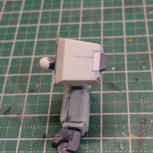 ジムIII　③ひ弱でひょろ長い体型を維持しながら、各部のバランスを取りつつディテールを追加していっております😁アンテナを虫ピンとメタルビーズに置き換えて、頬(？)の部分が寂しいのでサポートパーツを追加しました😊肩のスラスターもサポートパーツに置き換えて、もう少しディテールを入れる予定です😆膝の横の部分もディテール追加しました😂爪先を大きく作り変えました😅足首のシリンダーのチラ見できる方がカッコイイかな🤔作る方に舵を切ることとします…😋越年です😪（4枚目）