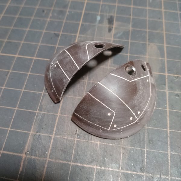 う〜んボチボチとスジ彫りやっるのですが、なかなかイメージ思いつきません！😄まだこれだけです！😅色んな作例見てるのですが、結局は思いつきでやってます！😄😄モチベーション上がったらサクッと進むと思います！😀エンジンかかれ！自分！😄😄（2枚目）