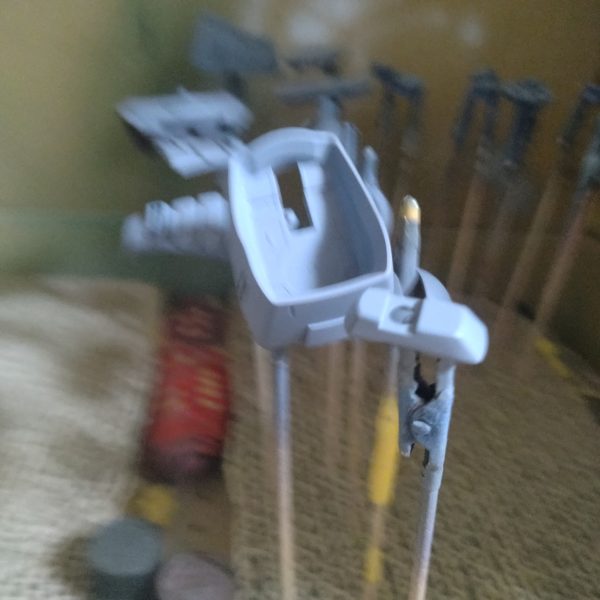 最初のブラウン系のパーツの塗り分けしました！😄2枚目、3枚目は次の薄いブラウン系とフレームのサフです！外装は一応目立とうが目だなかろうが黒立ち上げします！😄次の外装パーツも少し塗り分けしようと考えてます！😀（2枚目）