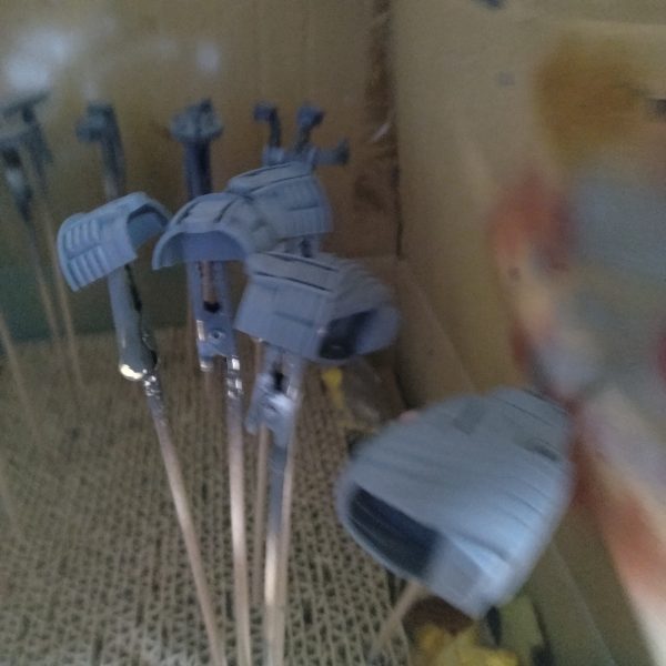 最初のブラウン系のパーツの塗り分けしました！😄2枚目、3枚目は次の薄いブラウン系とフレームのサフです！外装は一応目立とうが目だなかろうが黒立ち上げします！😄次の外装パーツも少し塗り分けしようと考えてます！😀（3枚目）