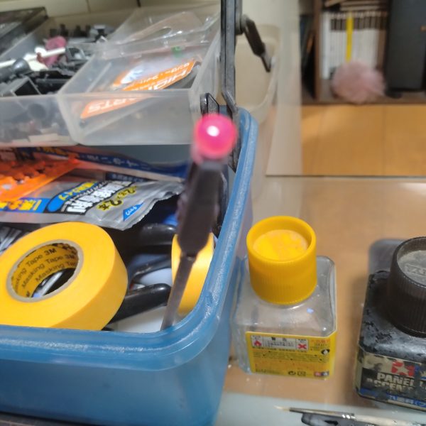 墨入れ出来るくらいに乾燥したのでざっと墨入れしました！墨が乾いたら拭き取りして組み立てます！😄あと！モノアイはもう組むまで待てないのでHアイズ貼っちゃいました！なんか物足りなかったたので結局は蛍光ピンク塗りました！😄取り敢えず！乾燥待ちです！アッガイの塗装はわりかし簡単だったので最短でやりました！😀なんか前のペースに戻ったようでノリノリになっちゃいました！😄😄（3枚目）