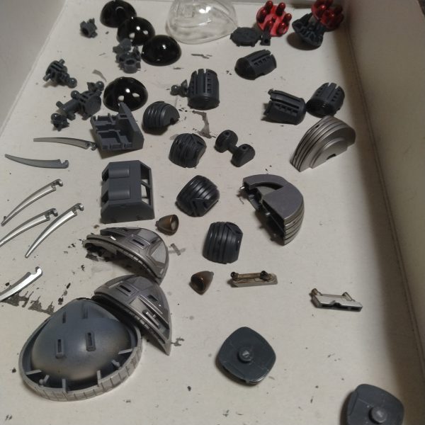 墨入れ出来るくらいに乾燥したのでざっと墨入れしました！墨が乾いたら拭き取りして組み立てます！😄あと！モノアイはもう組むまで待てないのでHアイズ貼っちゃいました！なんか物足りなかったたので結局は蛍光ピンク塗りました！😄取り敢えず！乾燥待ちです！アッガイの塗装はわりかし簡単だったので最短でやりました！😀なんか前のペースに戻ったようでノリノリになっちゃいました！😄😄（2枚目）