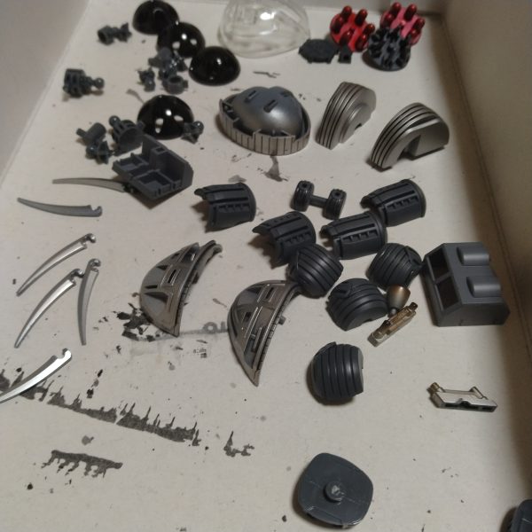 もうゆっくりしようかなと思うのもつかの間3分たったら、もう手が伸びてました!😄墨の拭き取りも終わりました!ちょい休憩したら組み立てに入ります!😀今回はいつもと違う感じにストーリーを上げていきましたが、もうちょい分かりやすく上げていった方が良いのかなぁ?と考えたりしてます!いつも同じでは見てくださってる方も面白くないだろうなぁと思いますので!😀これから考えていきます!と、言いますか!溶剤が切れてしまいました!溶剤手に入れるまで製作が出来ません!🥲いつもとある所に発注してるので!ちょっと時間がかかるんです!うっかりしてました!😄普通のリターダー入りの溶剤はあるのですが!乾燥待ちが長くなるので使いたく無いんです!それといつも使ってる溶剤は希釈だけでなく乾燥も早いのですが!慣れてくると塗装加減で調整してトップコートで散らすと言うちょっと慣れが必要なのですがそんな事も出来るんです!😀長年使ってるそんな溶剤無のでアッガイの後はちょっと製作を我慢です!😄(2枚目)