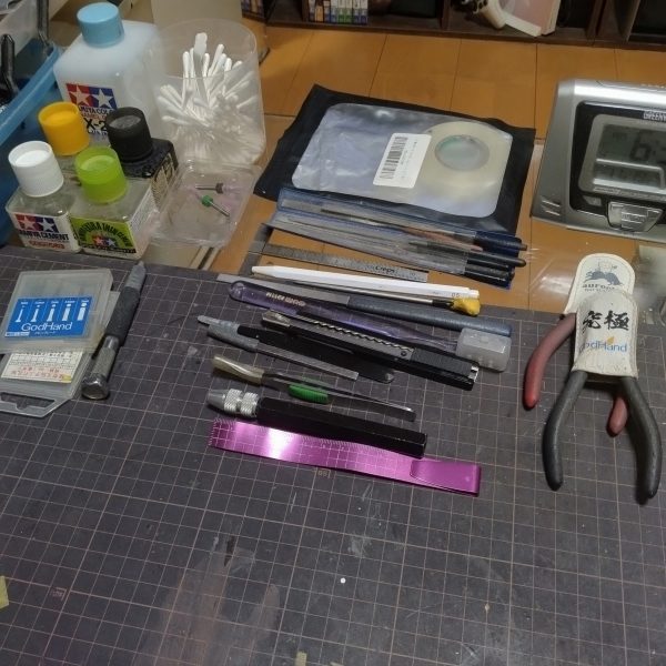 まぁ最近スロースタートなので！ちょっといつもと違う投稿進行で！やっみよう思いまして！😄私はいつも作る時に取り敢えず！使うであろう道具をこの様に目の前に集めてからスタートします！😄これ以外で写してないのはペーパーとパテ、補修剤くらいですね！😀とにかくいつも使ってる溶剤が来るまでの間に出来ることを今日から動こうと思います！😄（2枚目）